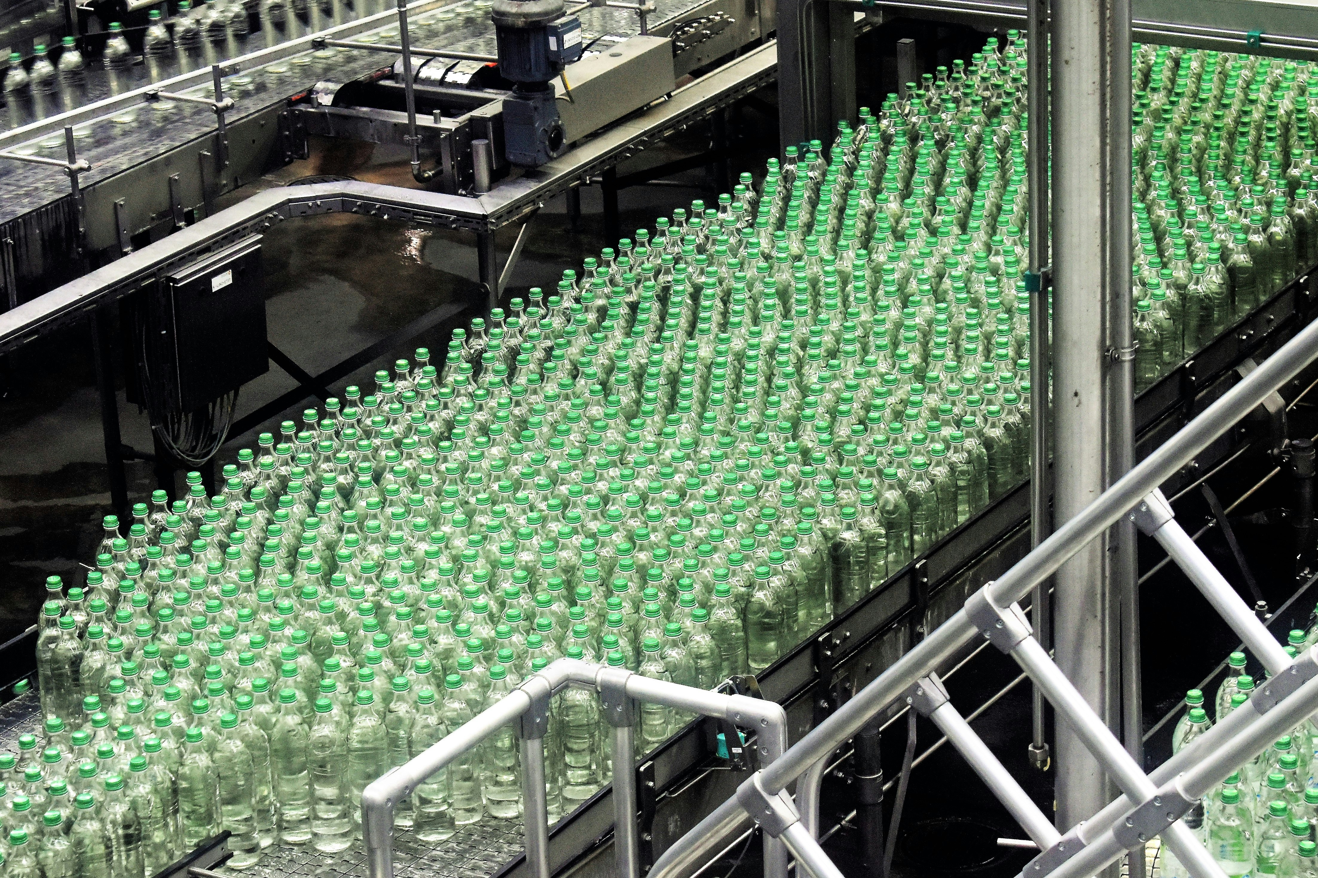 Automatic bottle filling and capping machine